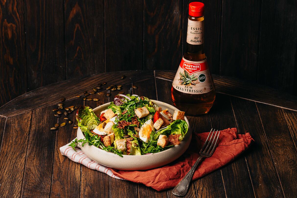 Salat mit Almkräuter Essig_(c)Florence Metzler