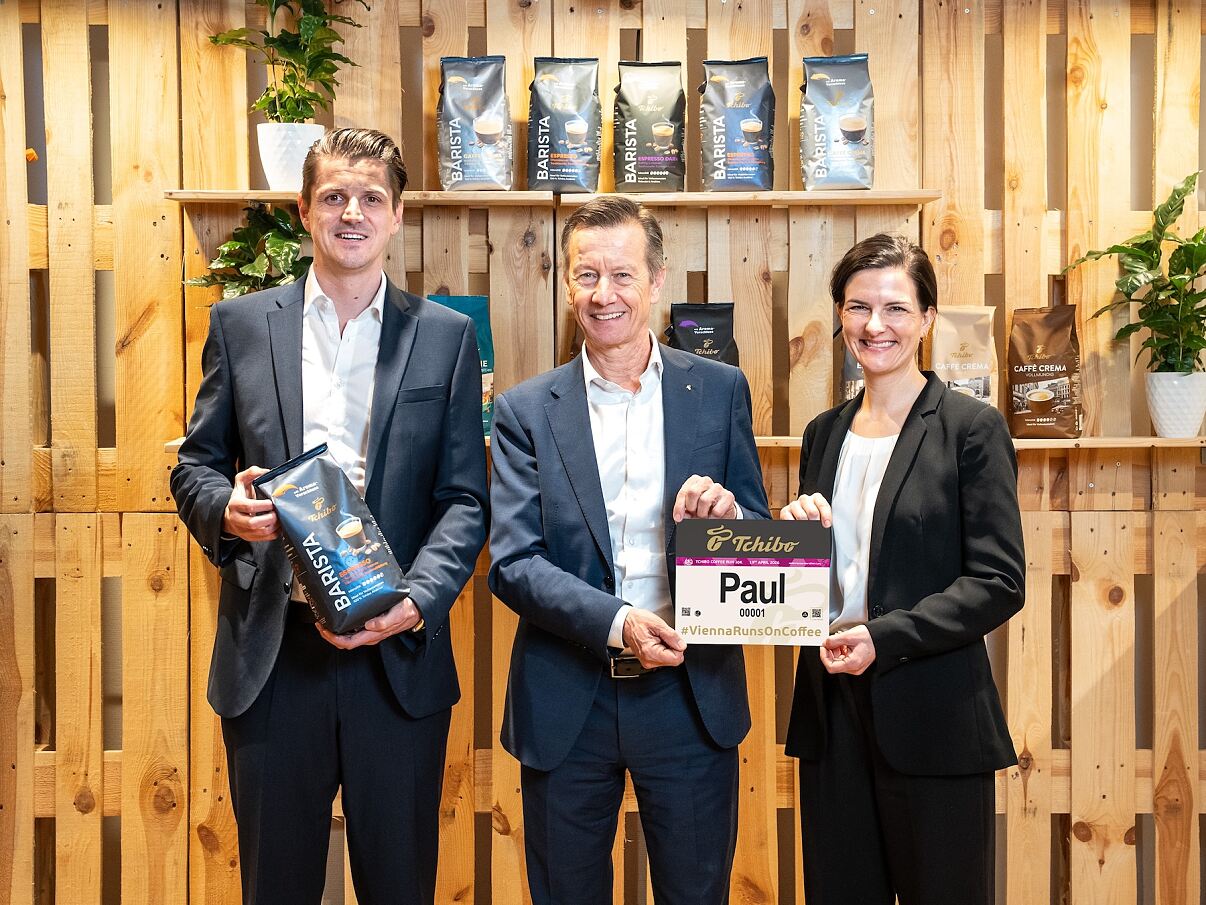 v.l.n.r. Dominik Konrad (Geschäftsführer der VCM Group), Paul Unterluggauer (Tchibo Österreich Geschäftsführer), Kathrin Widu (Geschäftsführerin der VCM Group)