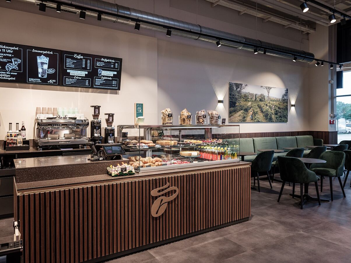 EÖ Leobersdorf_CoffeeBar und Sitzbereich © Tchibo _ Stefan Gergely