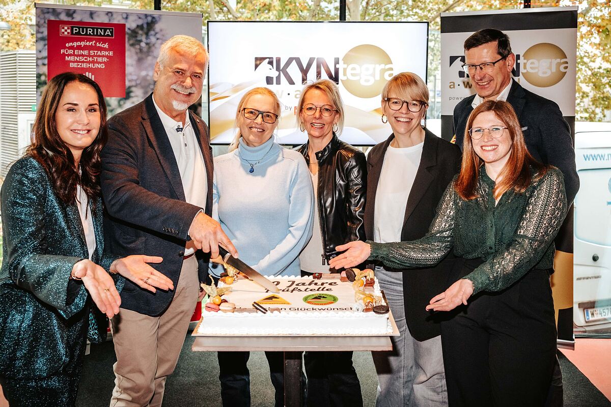 10 Jahre Prüf- und Koordinierungsstelle für Assistenz- und Therapiebegleithunde am Messerli Forschungsinstitut der Vetmeduni Wien wurden auch mit einer besonderen Torte gefeiert. Personen (von links nach rechts): Maggie Entenfellner, Karl Weissenbacher, B