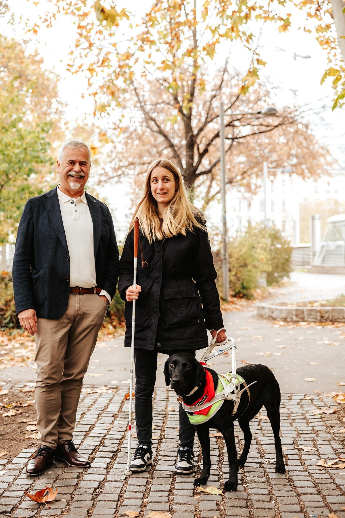 Mag. Karl Weissenbacher, Elisa und ihre Blindenführhündin Easy zeigten im Anschluss an die Award-Verleihung, was ein „Held auf vier Pfoten“ leisten kann. 