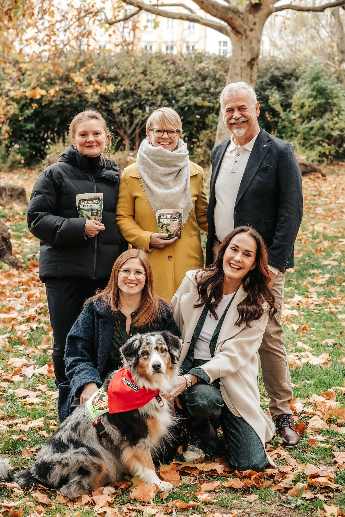 Assistenzhund „Sky“ ist dem Team von PURINA (von links nach rechts: Elena Grishko, Nina Niehues, und Katharina Krenn) sowie Karl Weissenbacher und Maggie Entenfellner direkt ans Herz gewachsen. 