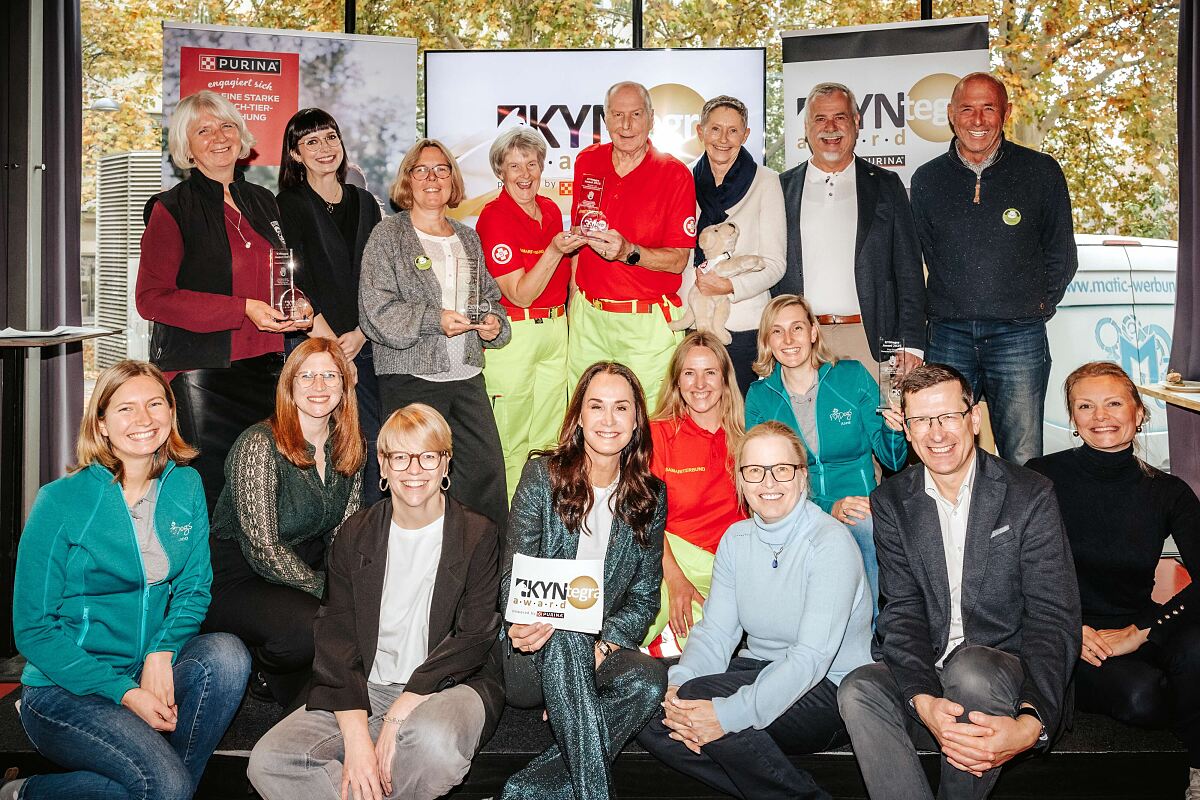 Alle glücklichen Gewinner mit der Jury, PURINA Österreich und Moderatorin Maggie Entenfellner auf der Bühne vereint. 
