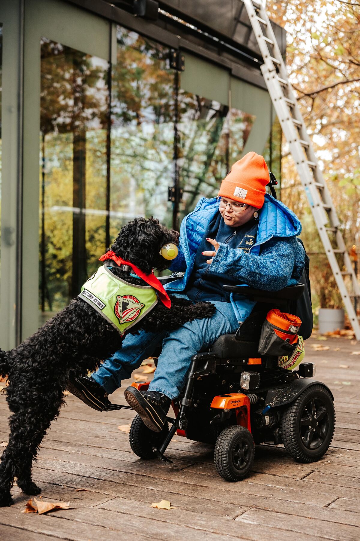 Nadine und ihr Assistenzhund Neo demonstrieren den Gästen im Anschluss an die Award-Verleihung, was Helden auf vier Pfoten im Alltag alles können. 