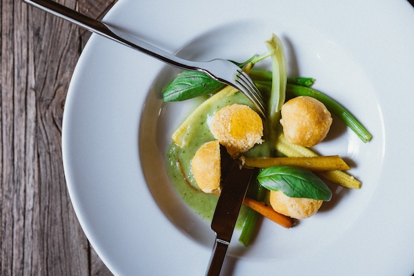 46_Polentaknödel mit Kerbelsauce und Gartengemüse
