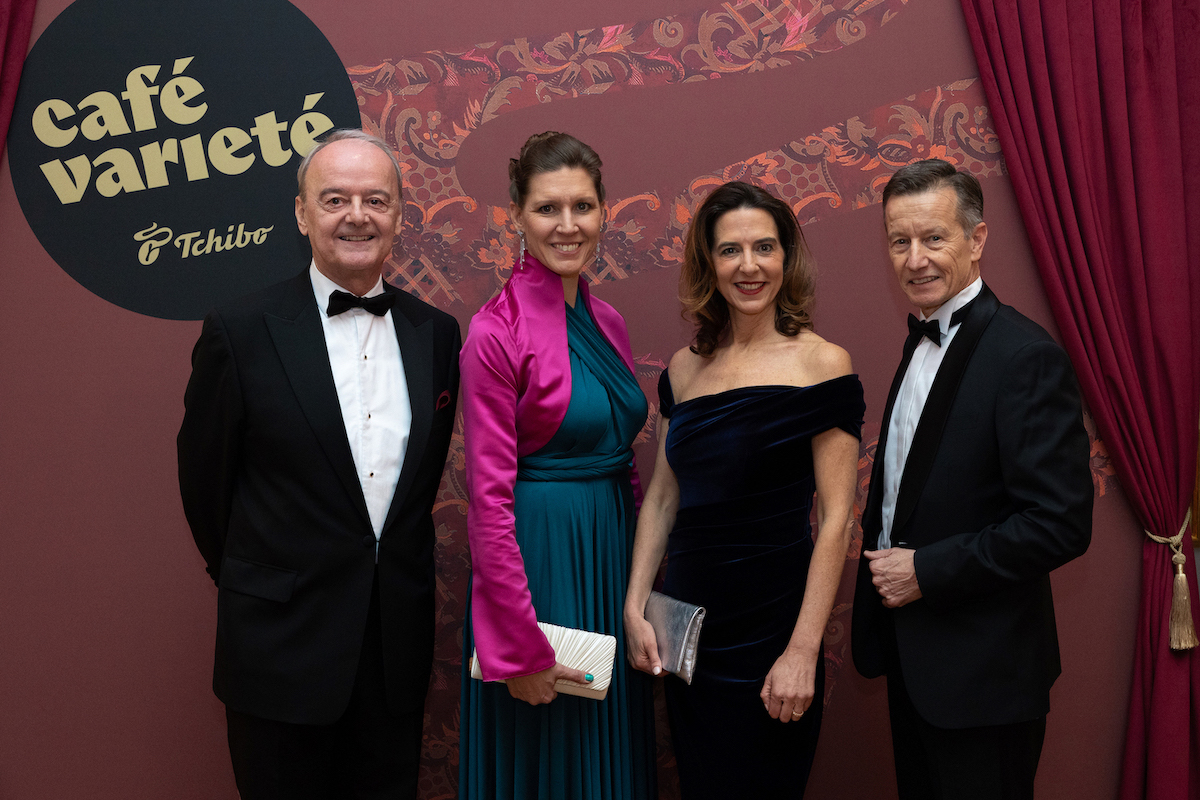 1_Vertreter_innen des Österreichischen Kaffee- und Tee-Verbandes mit Paul Unterluggauer, Tchibo Österreich Geschäftsführer